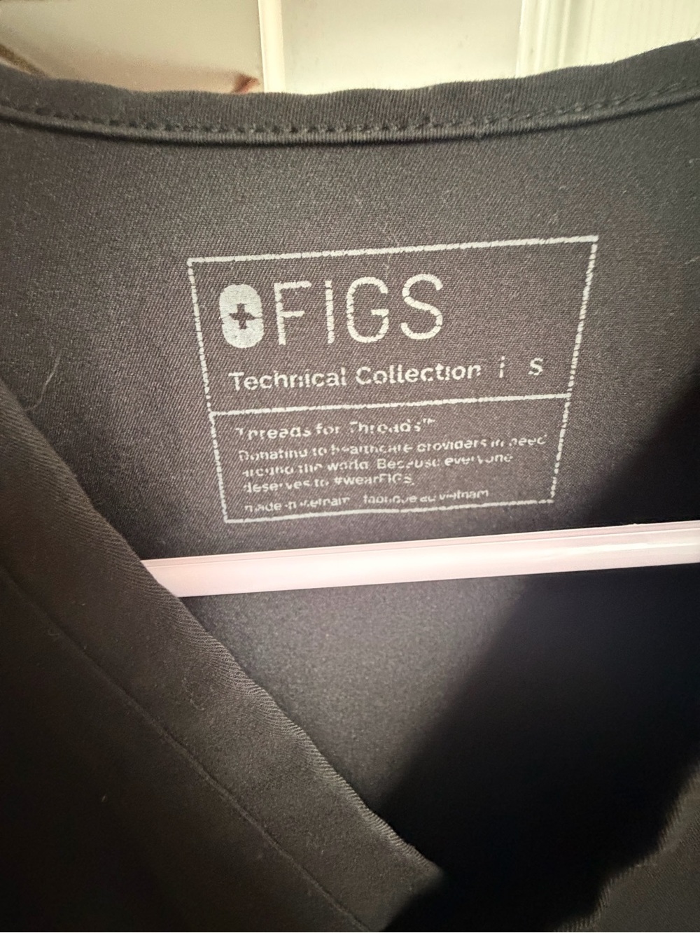 FIGS women’s Black V-Neck Top - Picture 2 of 3